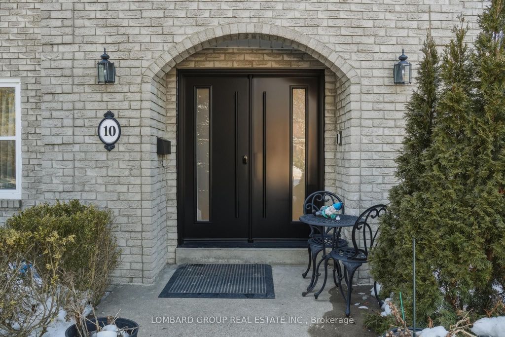 Photo of 10 Whitmore Court, Brampton, ON L6Z 2A5 (MLS # W13057354)
