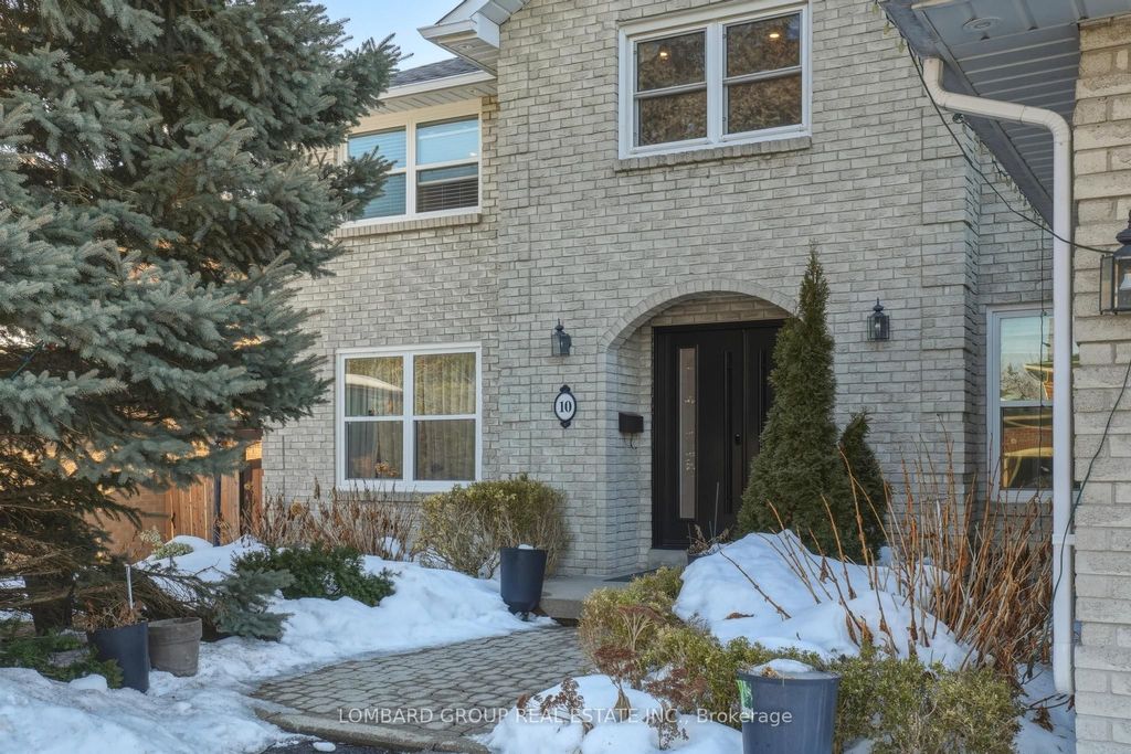 Photo of 10 Whitmore Court, Brampton, ON L6Z 2A5 (MLS # W13057354)