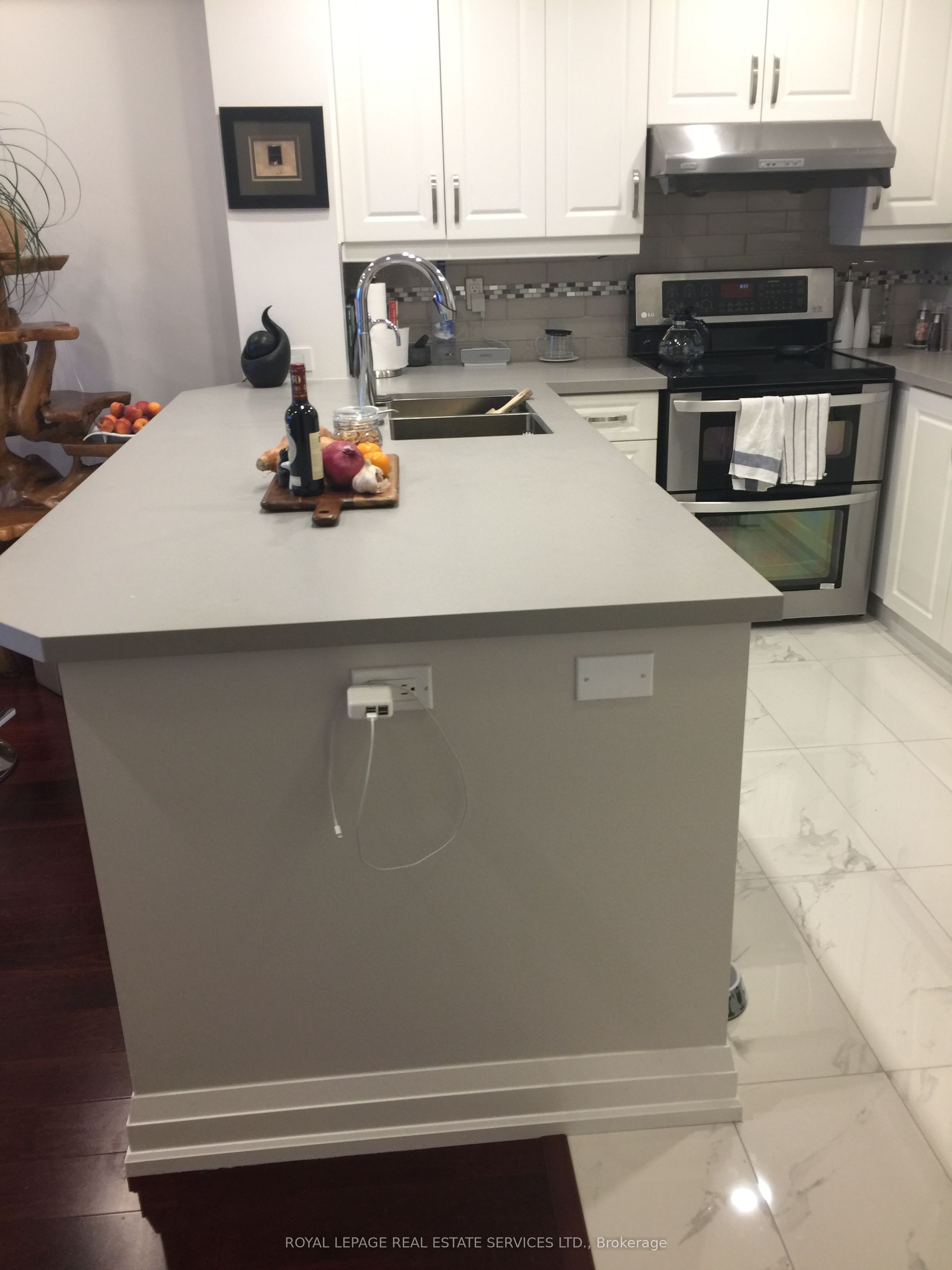 2267 Lake Shore Boulevard W 910