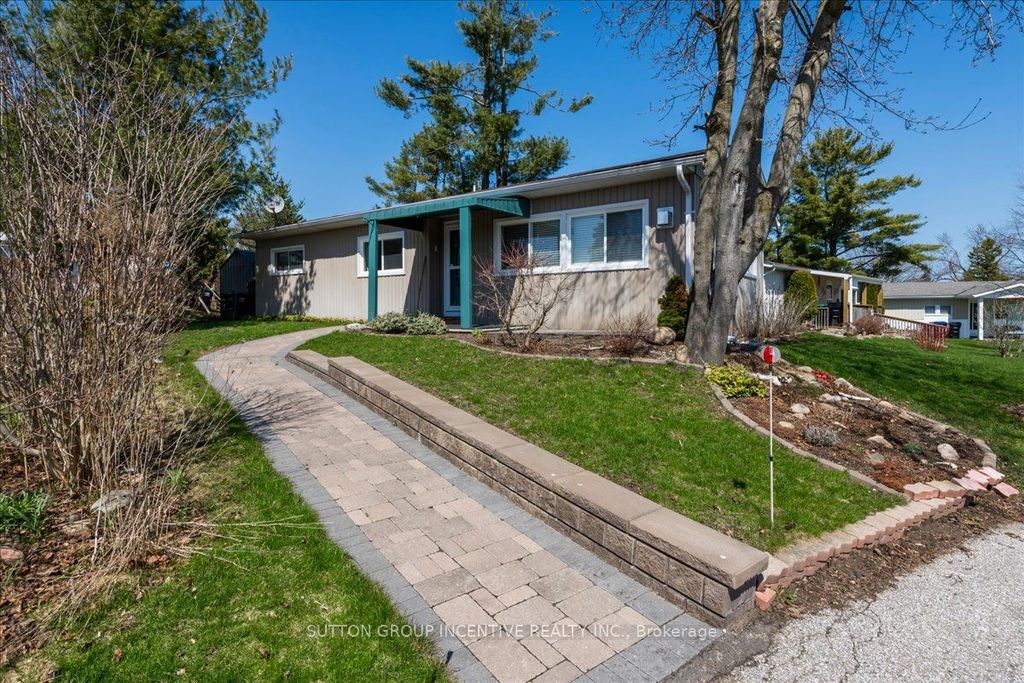 Photo of 18 Trefoil Drive, Innisfil, ON L9S 1P7 (MLS # N13045914)