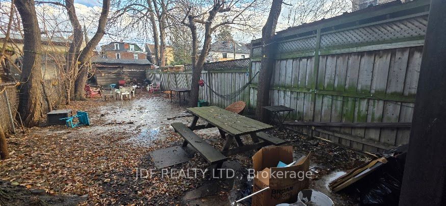 383 Lansdowne Avenue