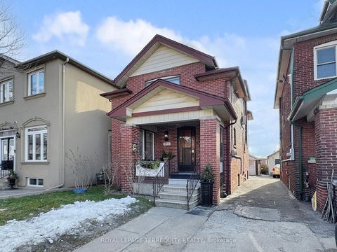 371 Strathmore Boulevard Toronto ON M4C 1N4