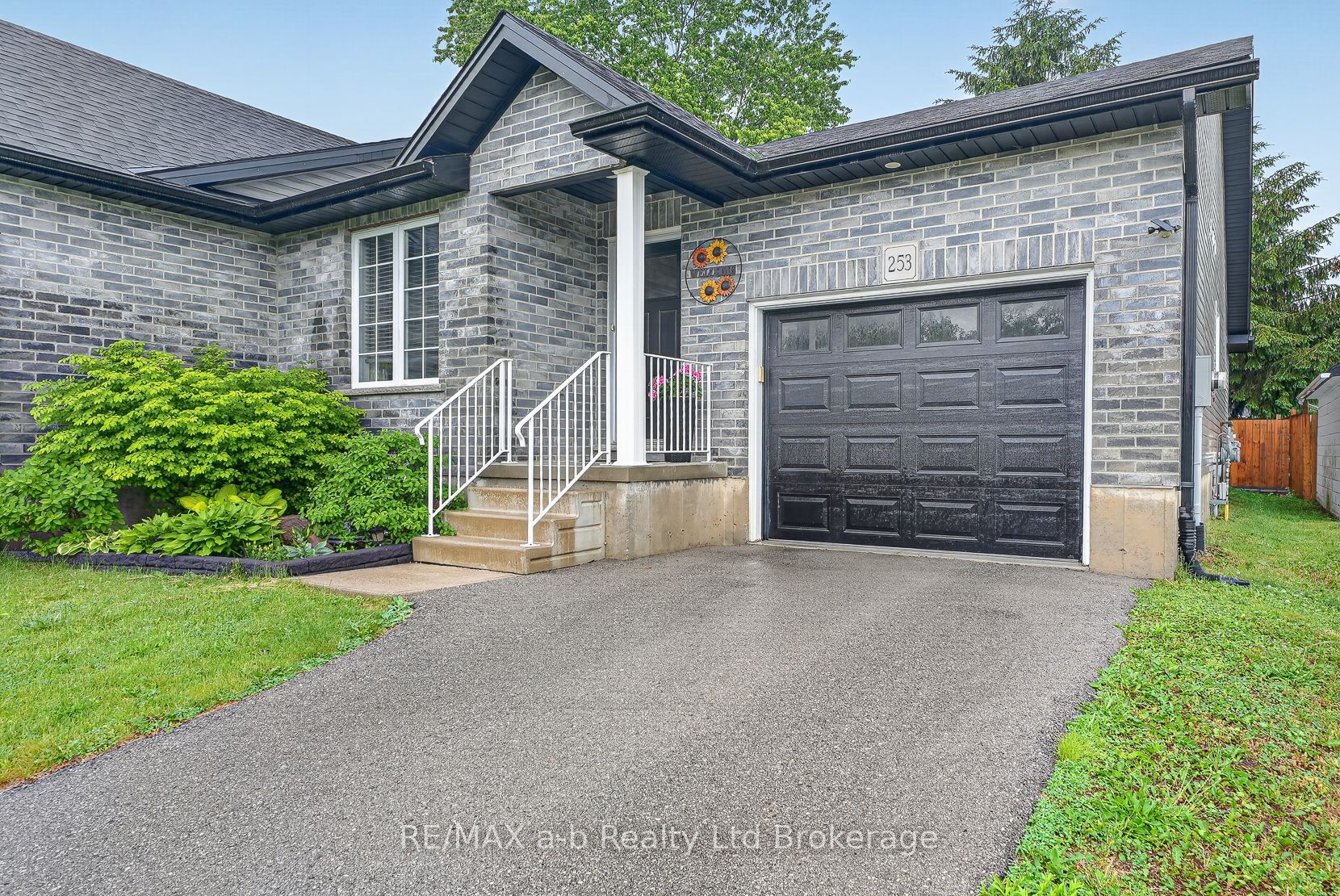 253 Charles Street W