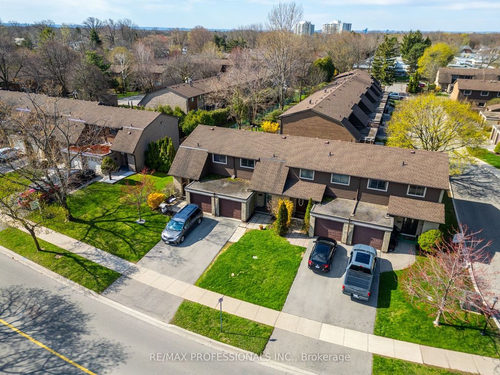 Photo of 560 Pinedale Avenue, Burlington, ON L7L 3W4 (MLS # W13041768)