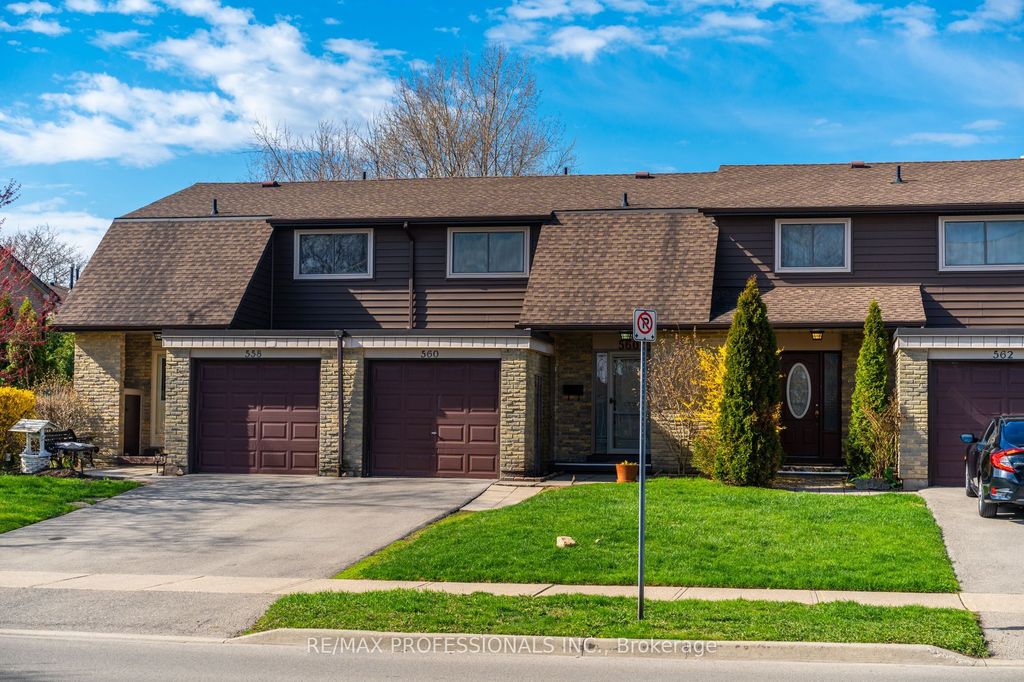 Photo of 560 Pinedale Avenue, Burlington, ON L7L 3W4 (MLS # W13041768)