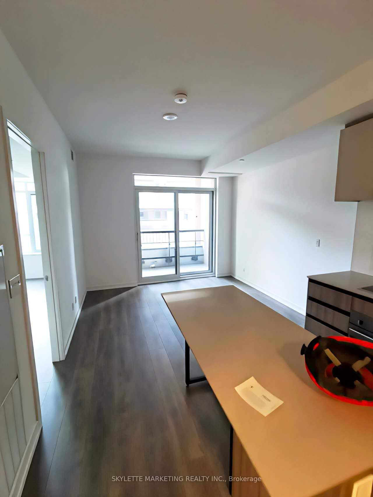 8 Beverley Glen Boulevard D-321