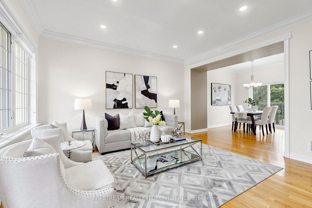 Photo of 123 Georgian Drive #15, Oakville, ON L6H 0E7 (MLS # W13693174)