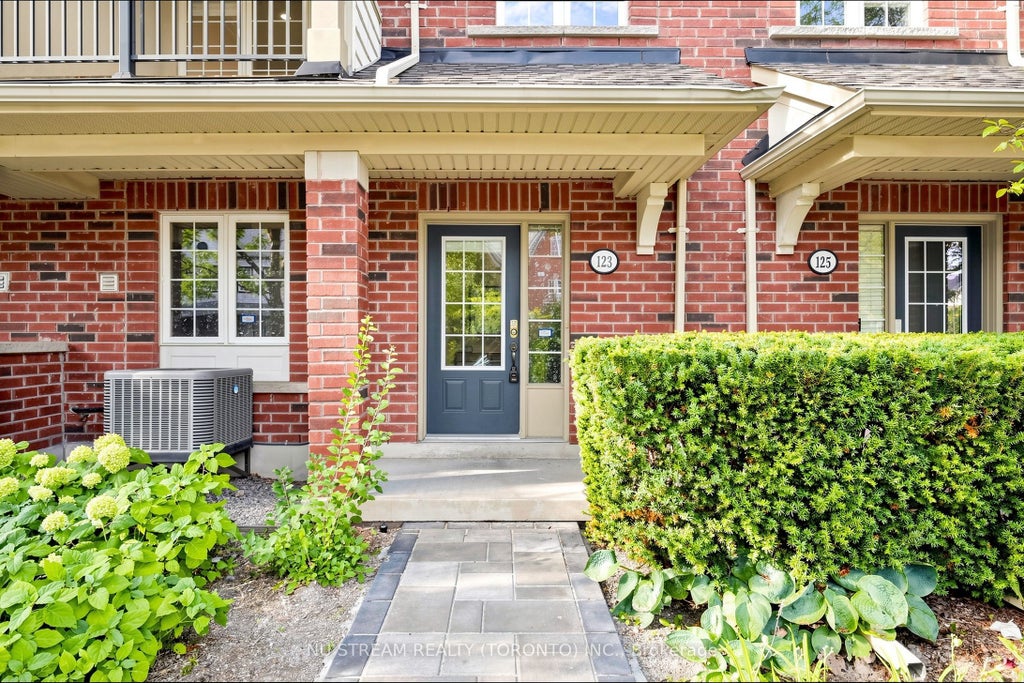Photo of 123 Georgian Drive #15, Oakville, ON L6H 0E7 (MLS # W13693174)
