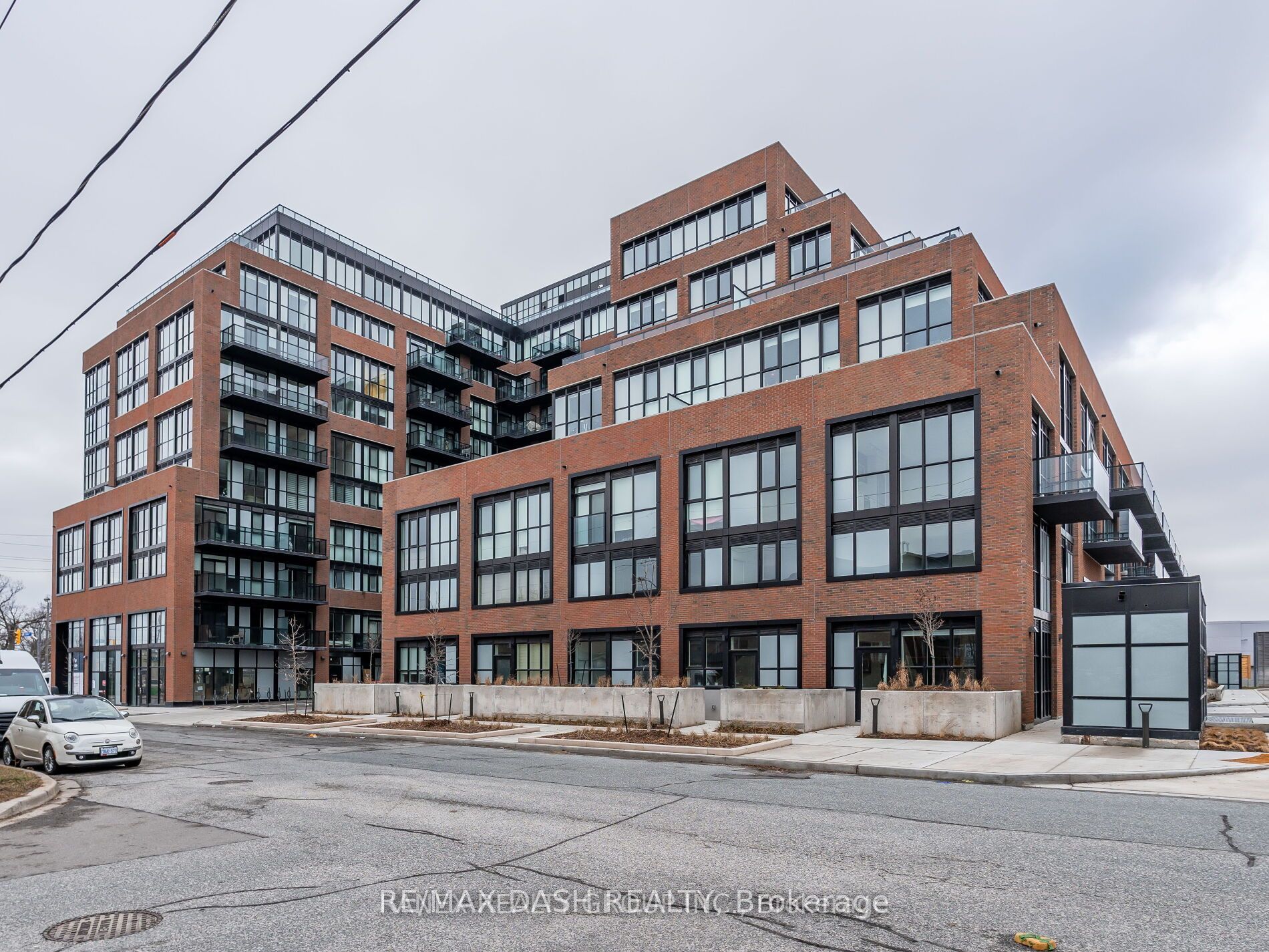 2300 St Clair Avenue W 723