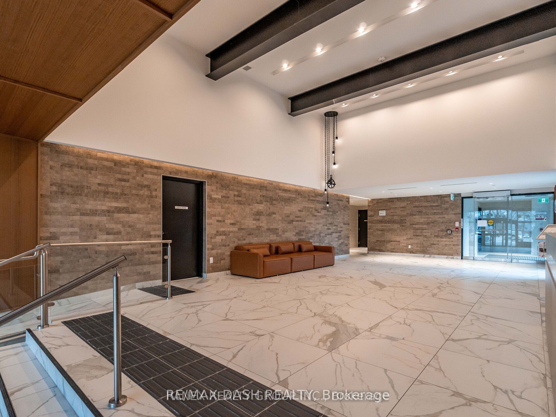 2300 St Clair Avenue W 723