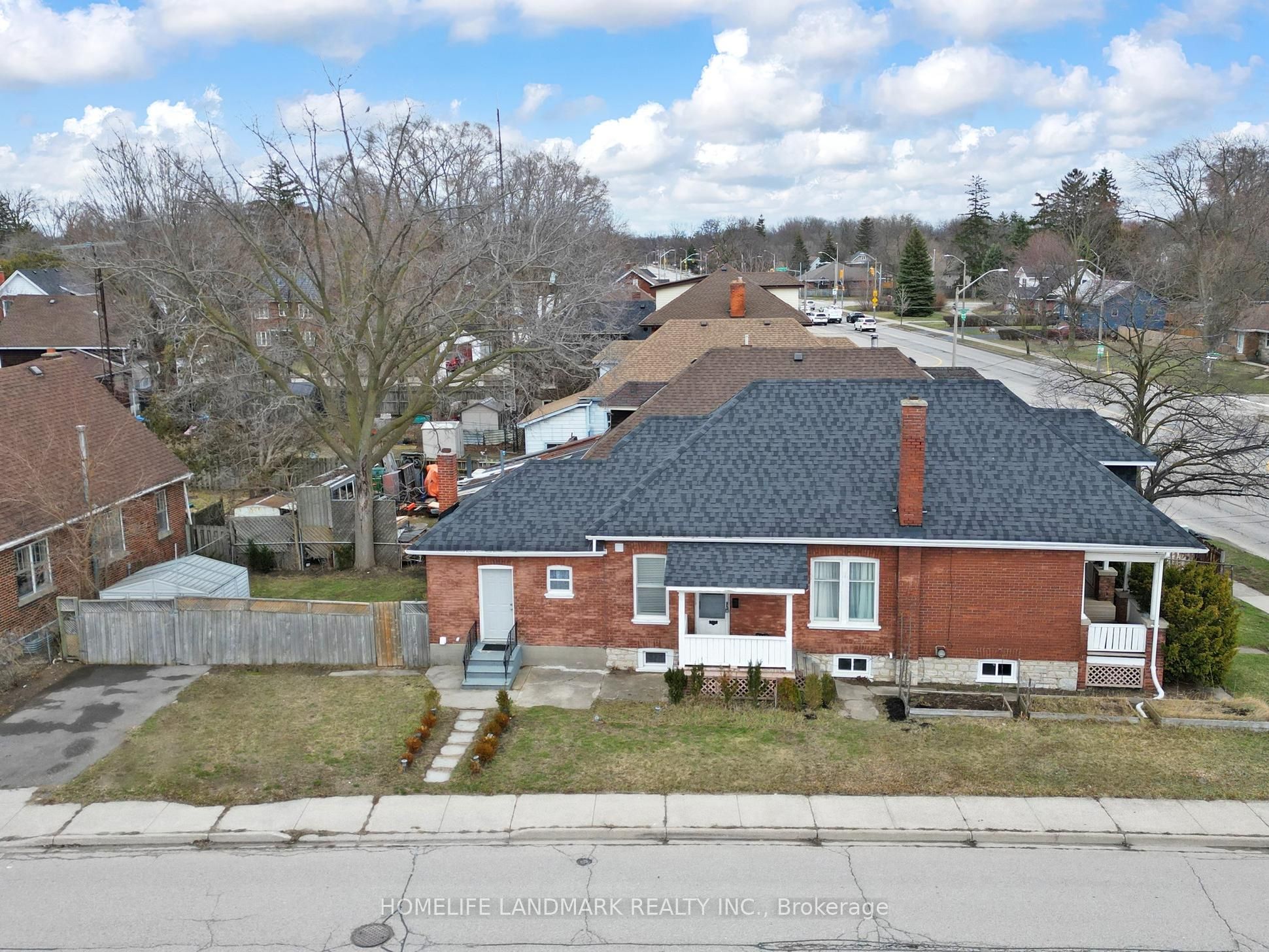 Photo 1 of 21 — 674 Colborne Street E, Brantford, ON N3S 3P9