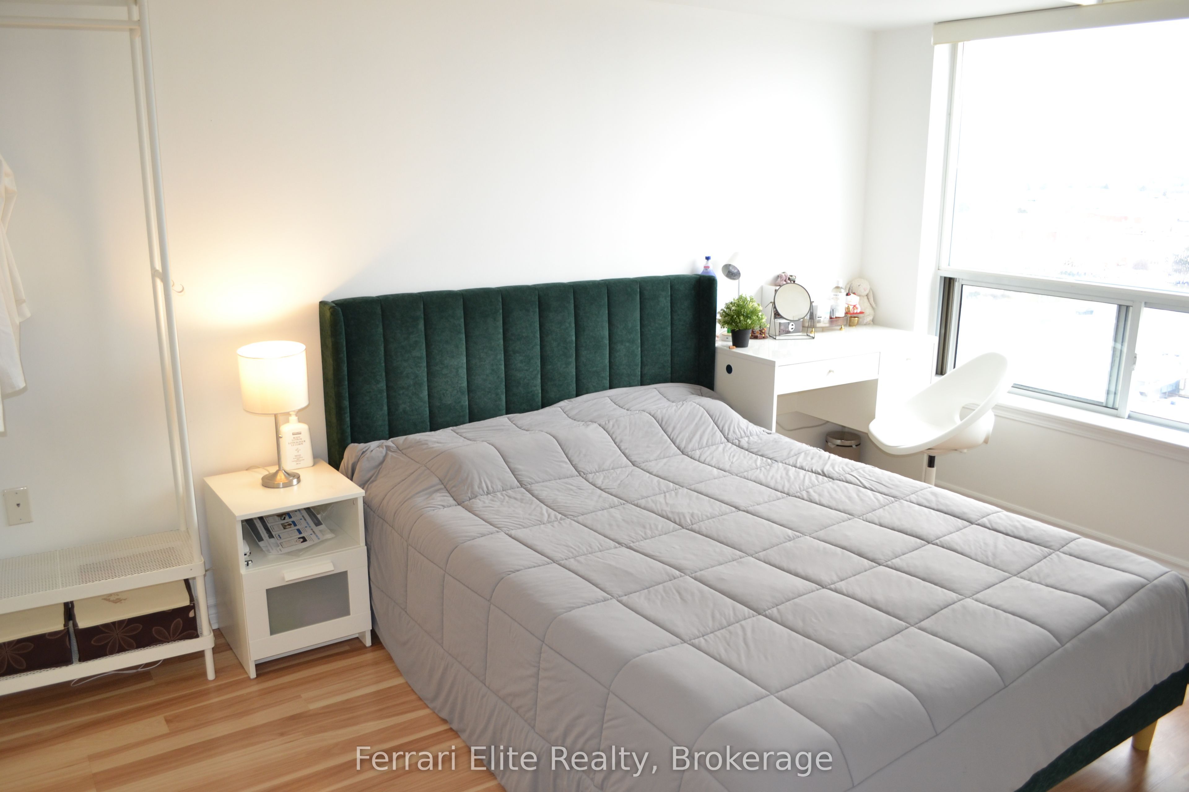 9015 Leslie Street 1112