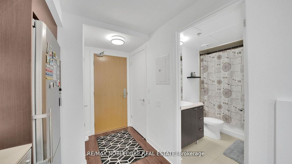 Photo of 375 King Street W #810, Toronto, ON M5V 1K1 (MLS # C12977510)