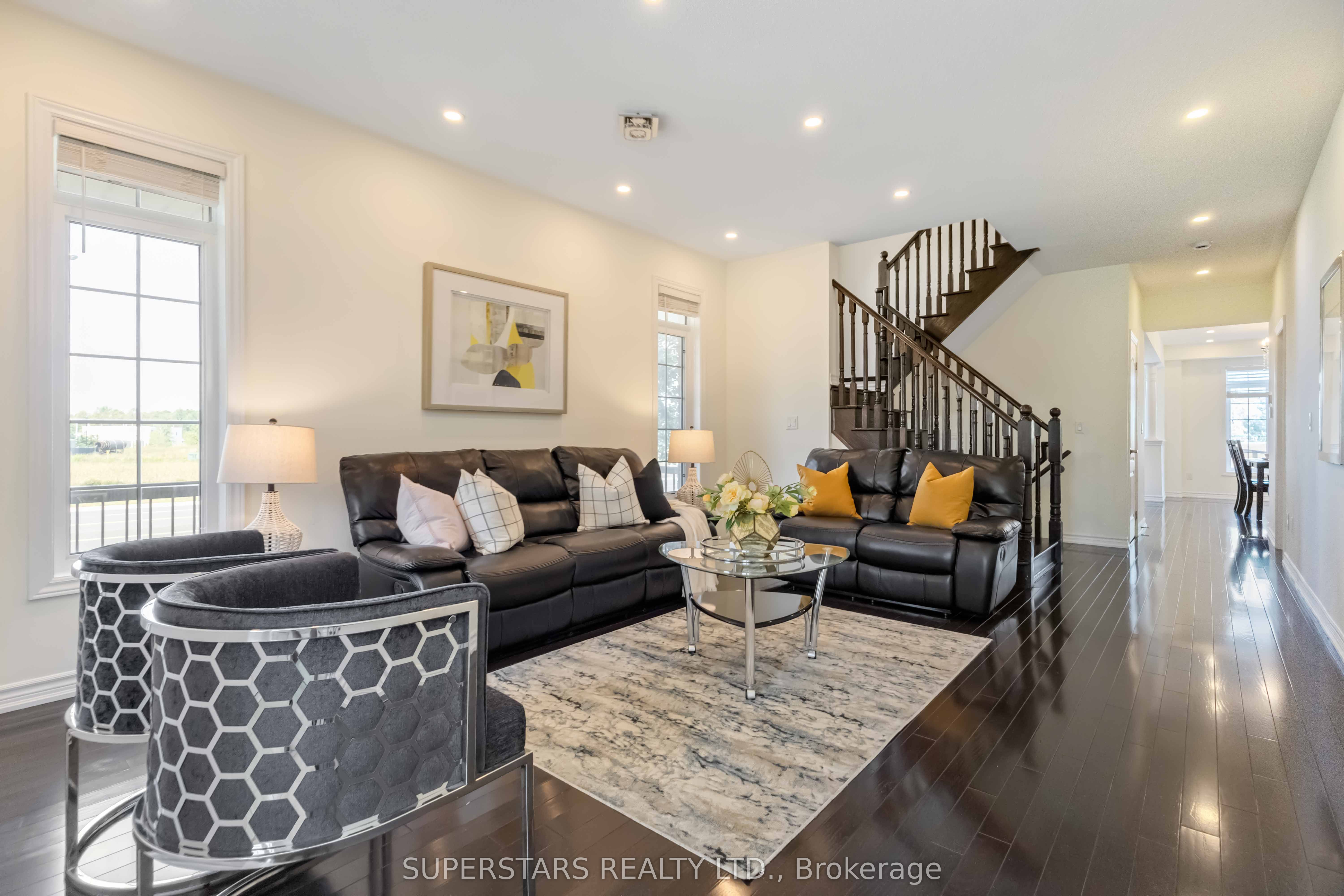 70 Living Cres Crescent