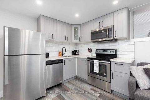 396 Lansdowne Avenue Lower Toronto ON M6H 3Y3