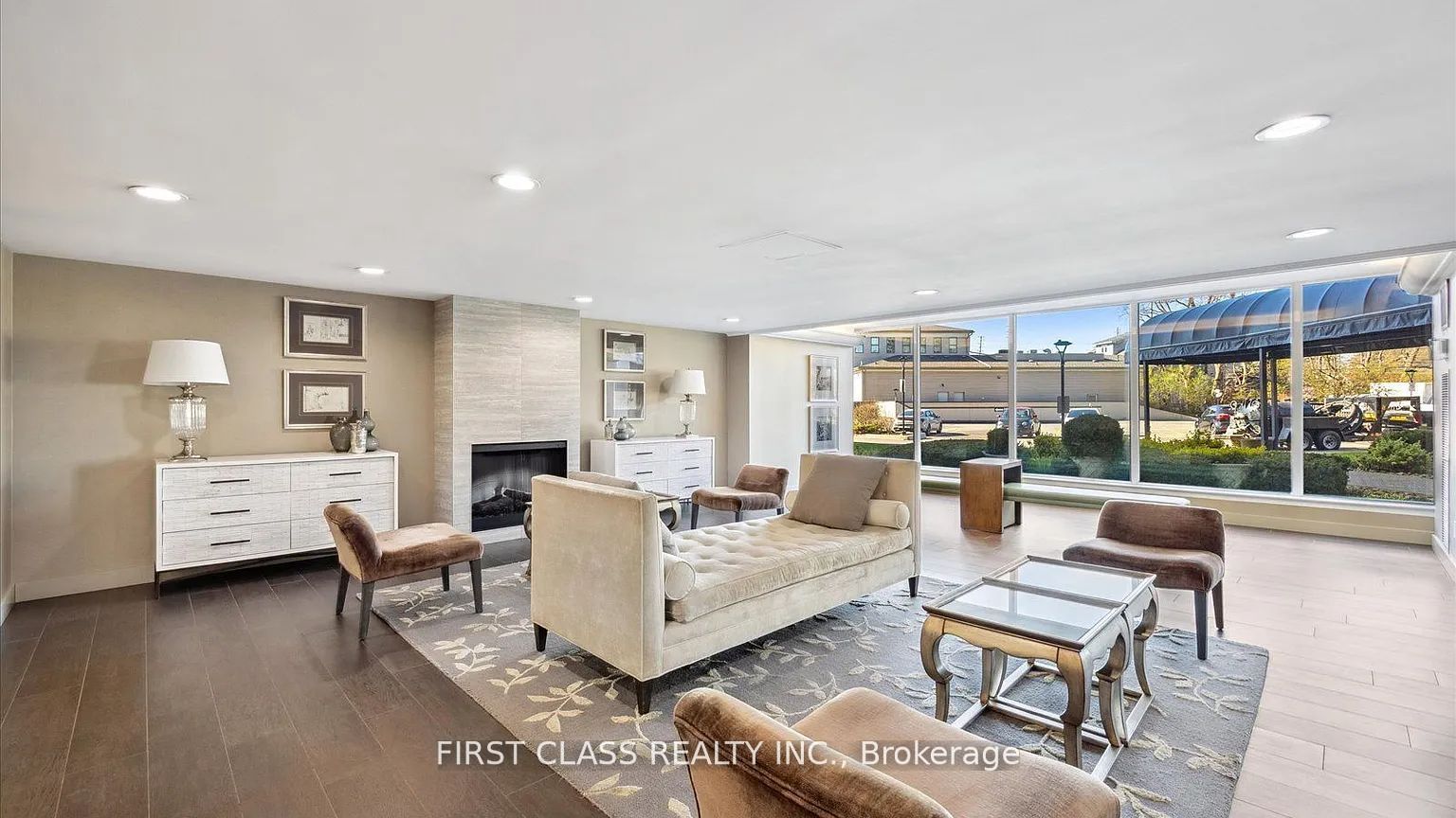 7811 Yonge Street 905