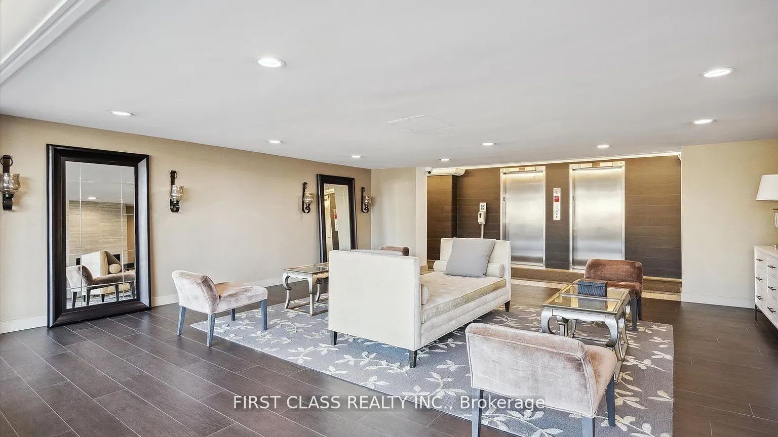 7811 Yonge Street 905