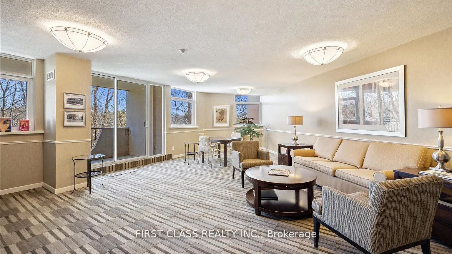 7811 Yonge Street 905