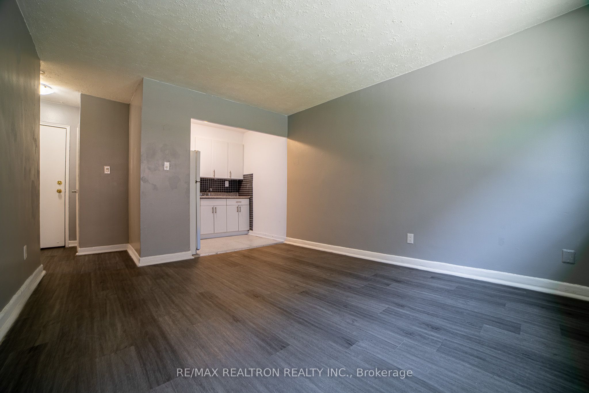 2369 Lake Shore Boulevard W 111