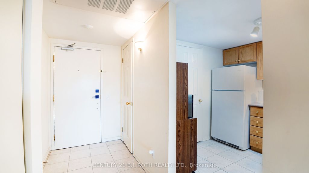 Photo of 160 Wellington Street E #411, Aurora, ON L4G 1J3 (MLS # N13025298)