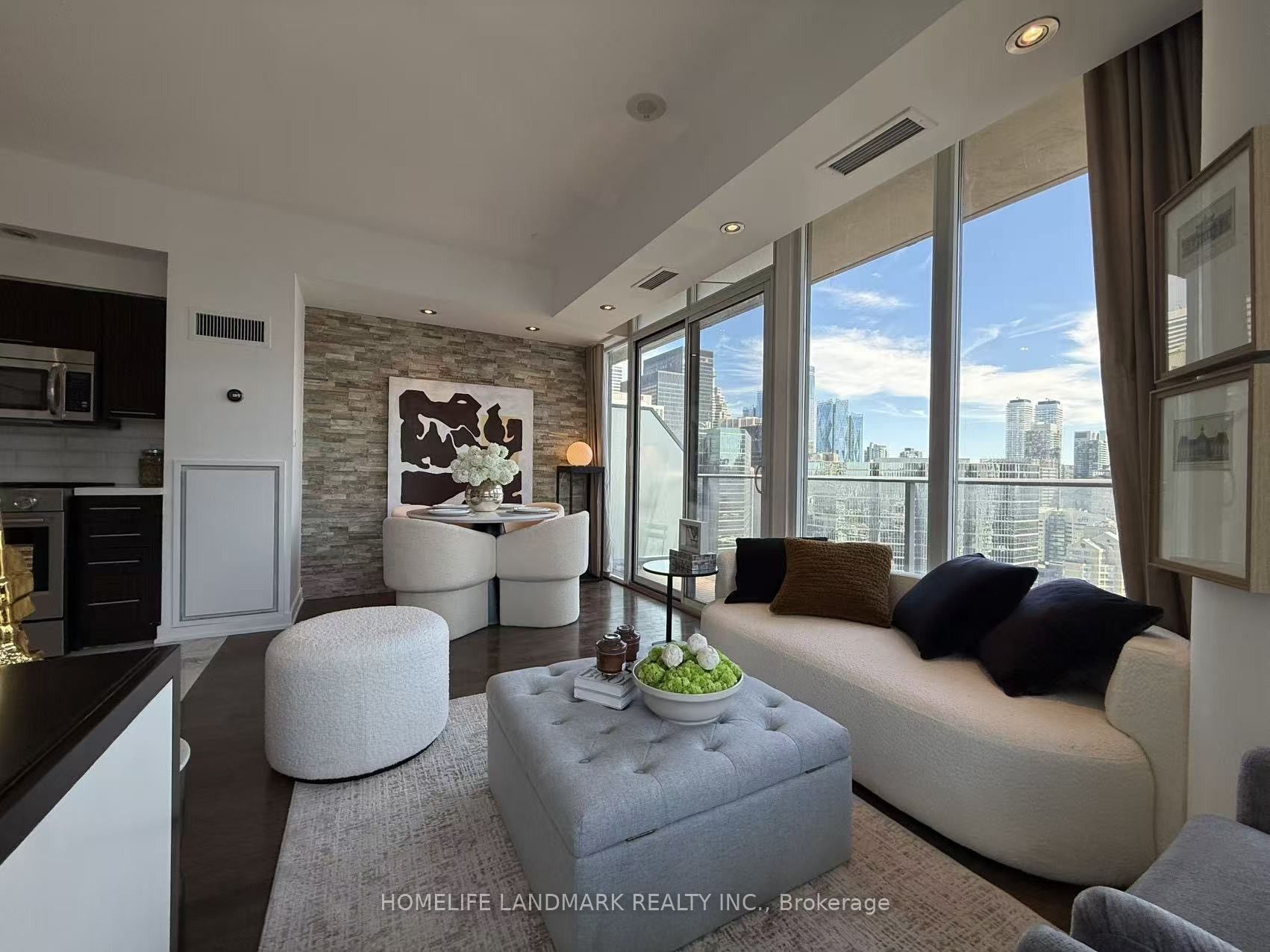 126 Simcoe Street 3303
