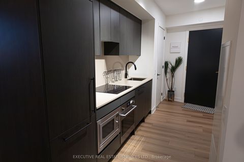 5 Lakeview Avenue #201 Toronto ON M6J 0H3