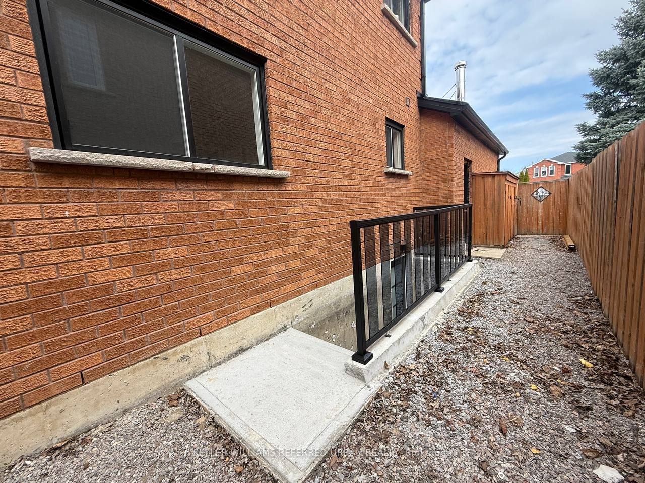 228 Elman Crescent