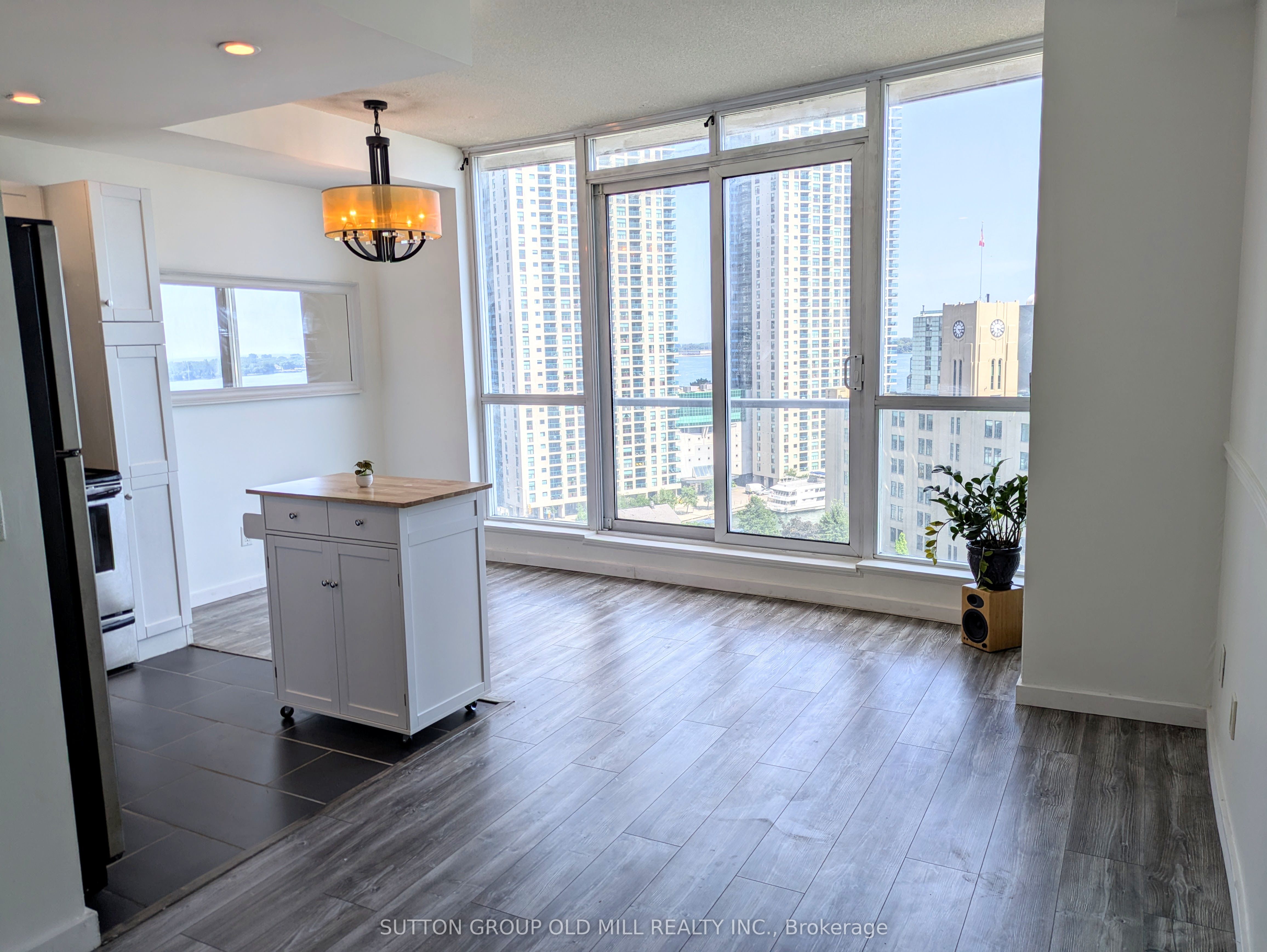 218 Queens Quay W 1405