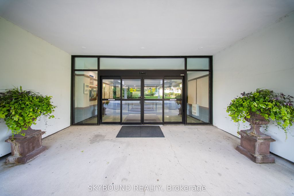 Photo of 355 Rathburn Road E #1204, Mississauga, ON L4Z 1H4 (MLS # W12632932)