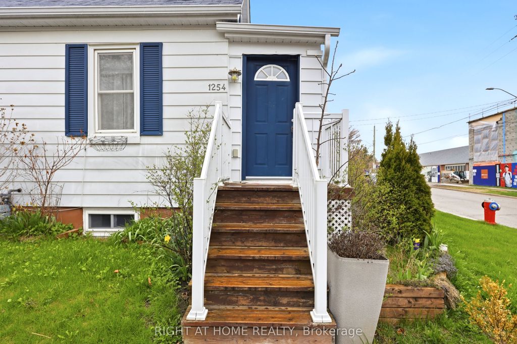 Photo of 1254 Meredith Avenue, Mississauga, ON L5E 2E5 (MLS # W13076098)