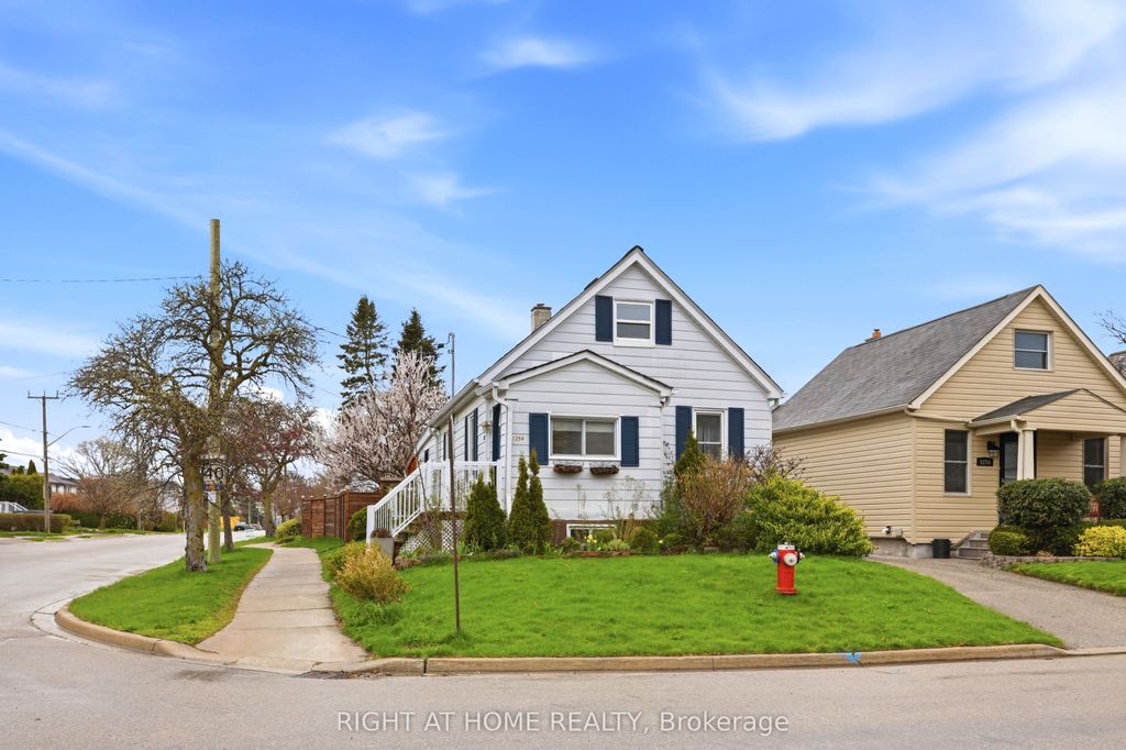 Photo of 1254 Meredith Avenue, Mississauga, ON L5E 2E5 (MLS # W13076098)