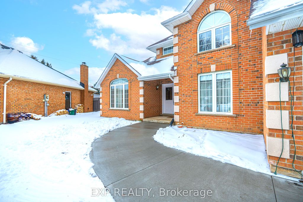 Photo of 637 Deer Run Drive, Waterloo, ON N2K 3H5 (MLS # X12890036)