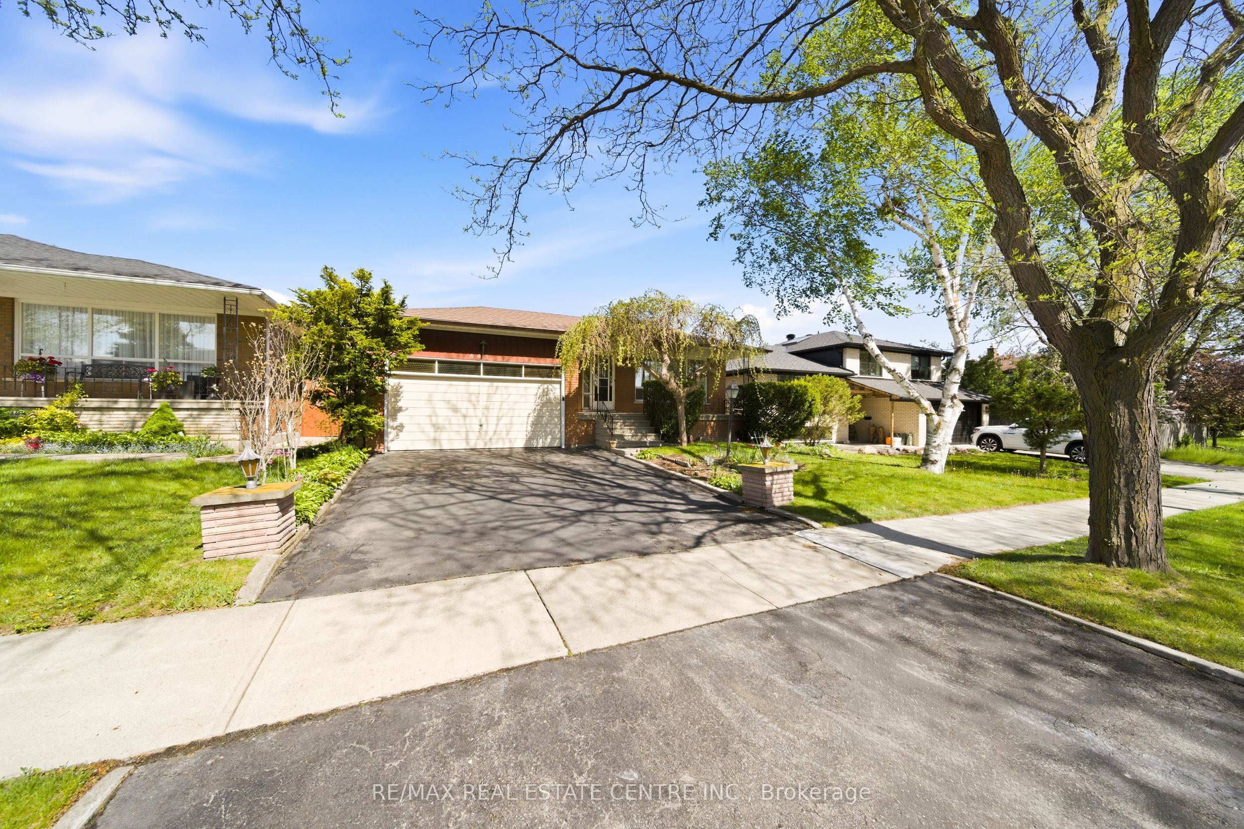 893 Hollowtree Crescent