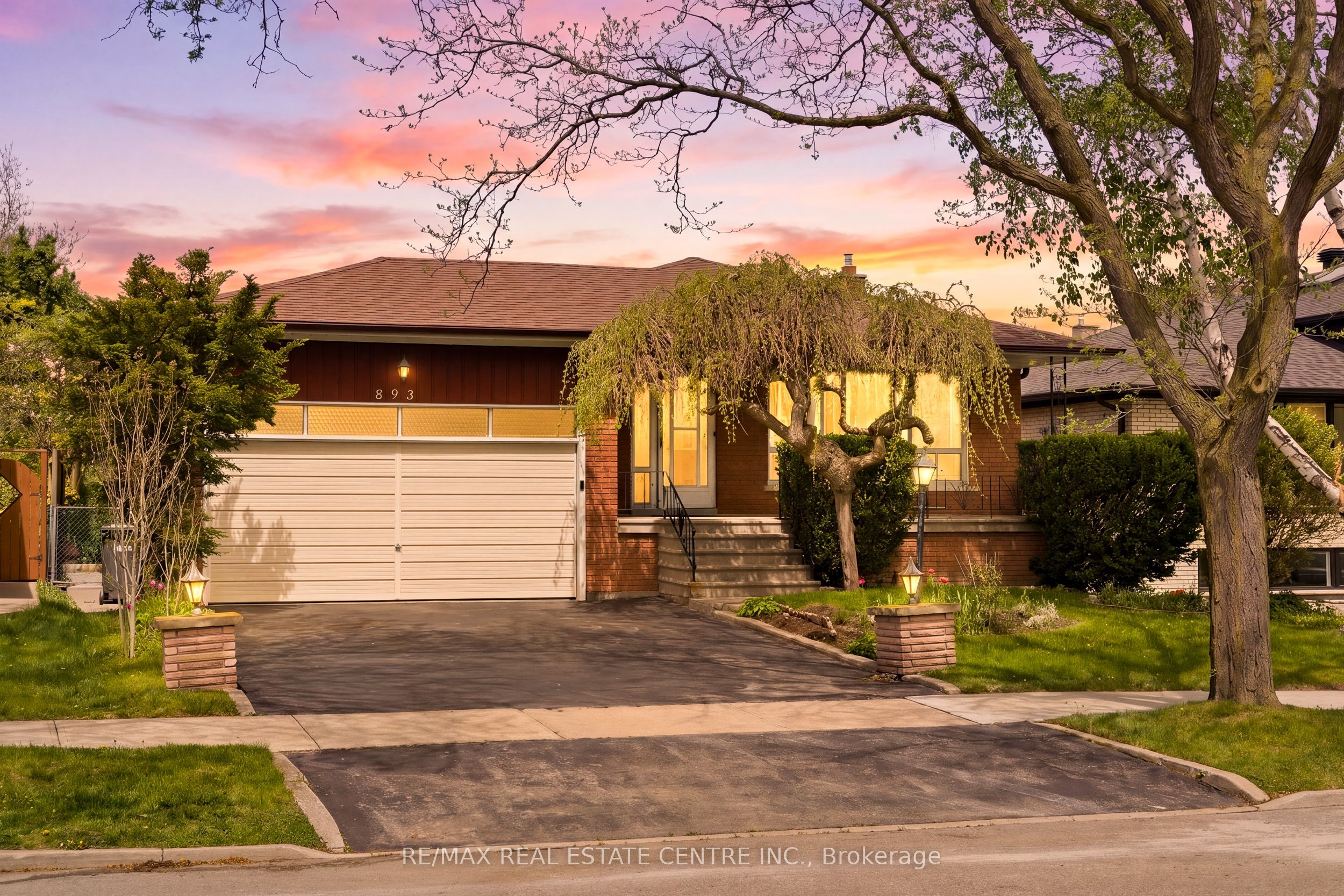 893 Hollowtree Crescent