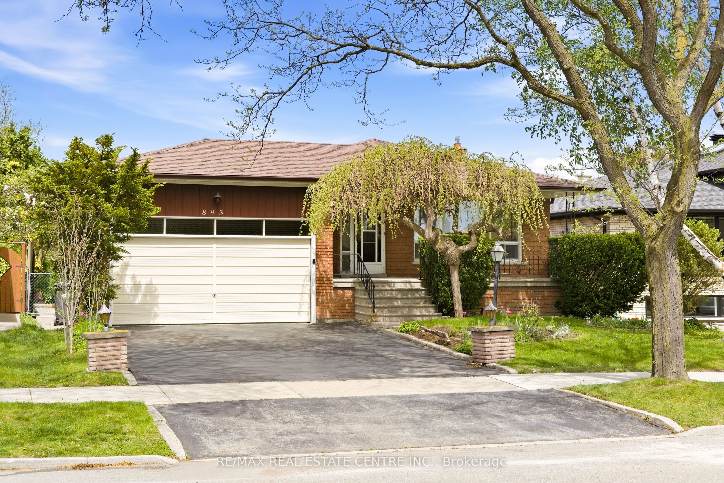 893 Hollowtree Crescent