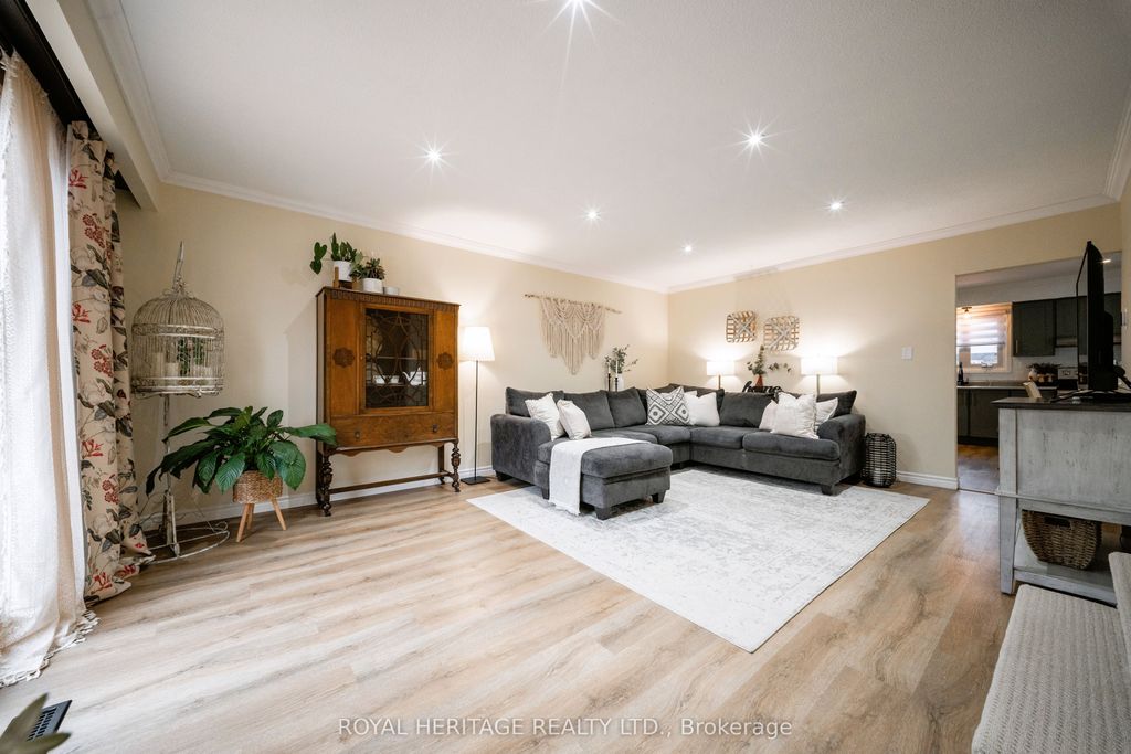 Photo of 198 Barkley Crescent, Oshawa, ON L1J 2E6 (MLS # E12894100)