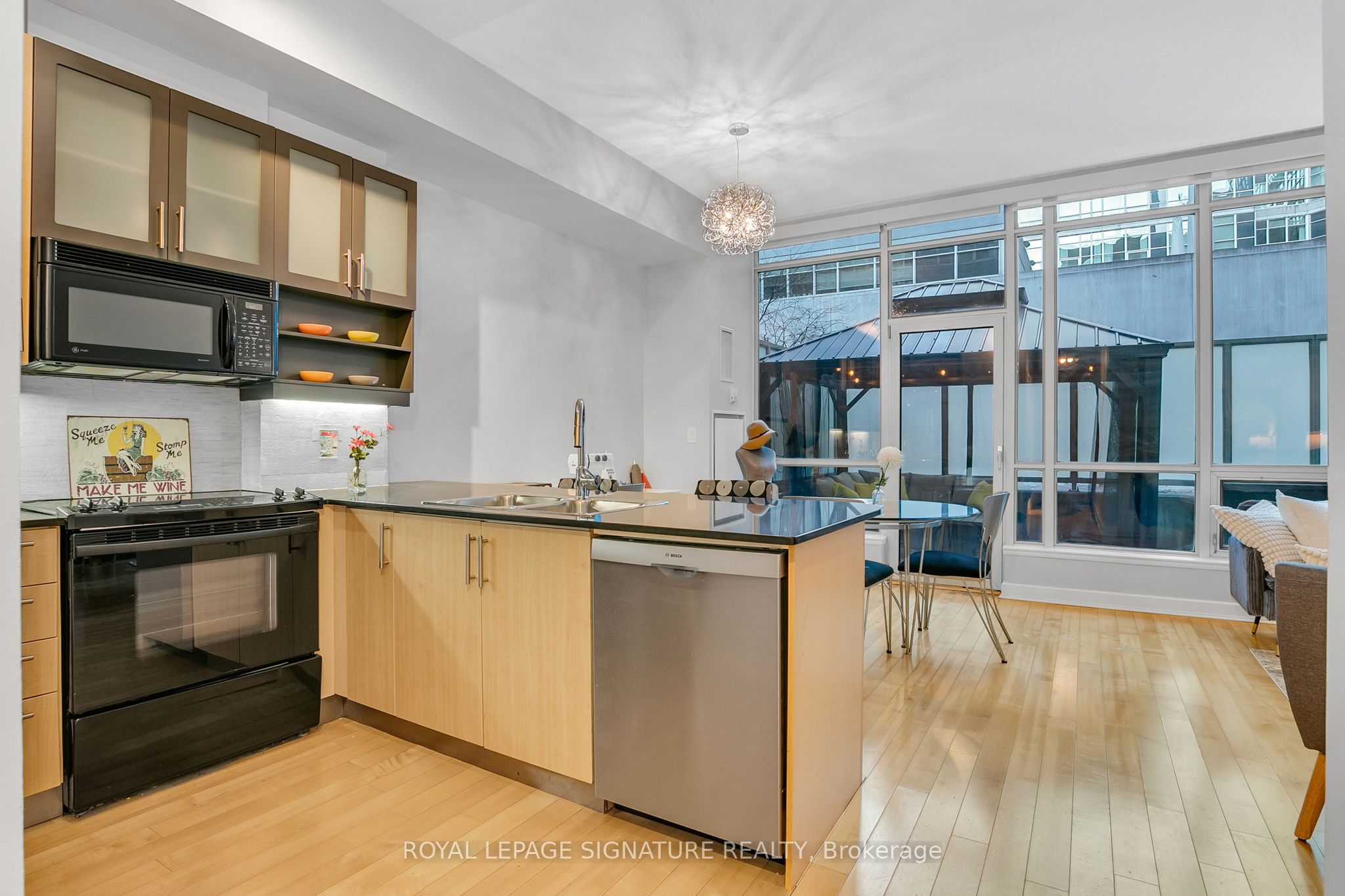 350 Wellington Street W G25