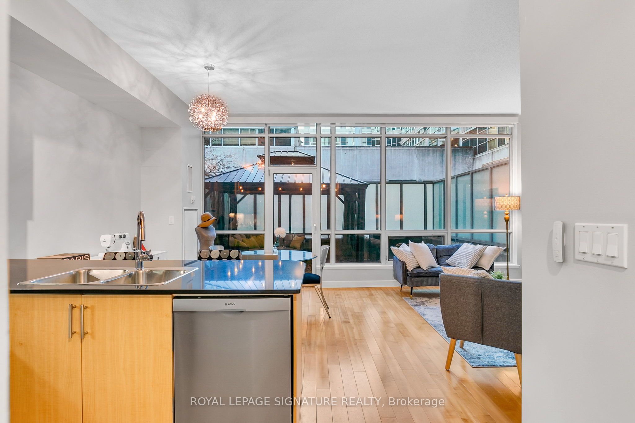 350 Wellington Street W G25