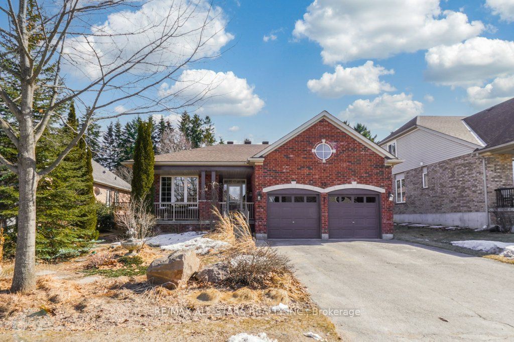 Photo of 32 Oakside Drive, Uxbridge, ON L9P 2A4 (MLS # N12954520)