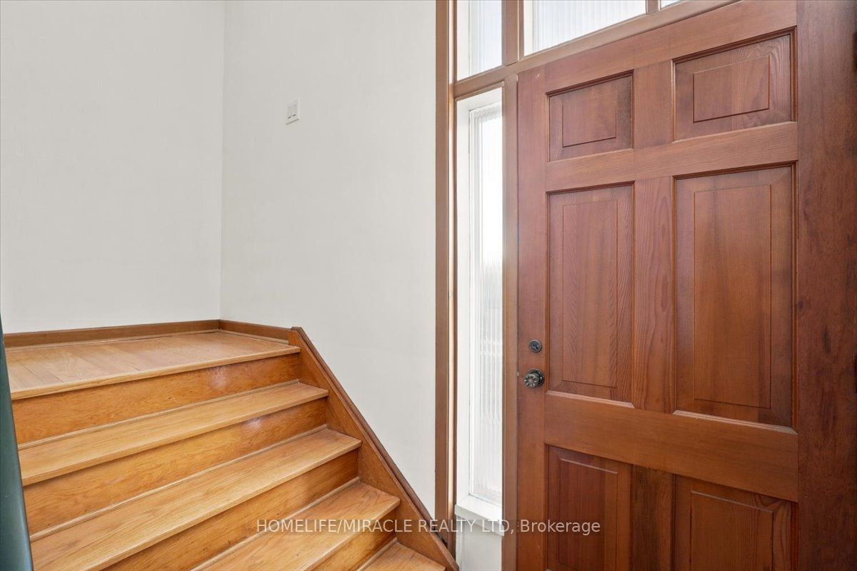 3753 Crabtree Crescent