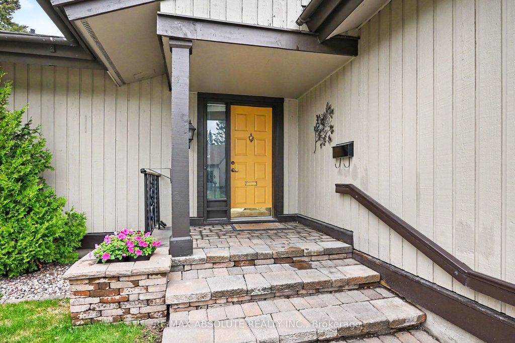 Photo of 31 Spyglass Ridge, Stittsville - Munster - Richmond, ON K2S 1L3 (MLS # X13076744)