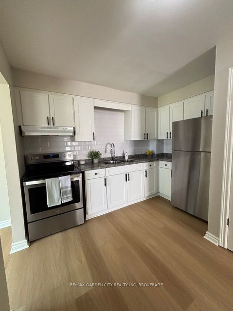 Photo 1 of 18 — 120 Endicott Terrace D, Welland, ON L3C 5S1