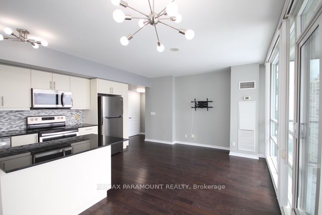 2240 Lake Shore Boulevard W 2004