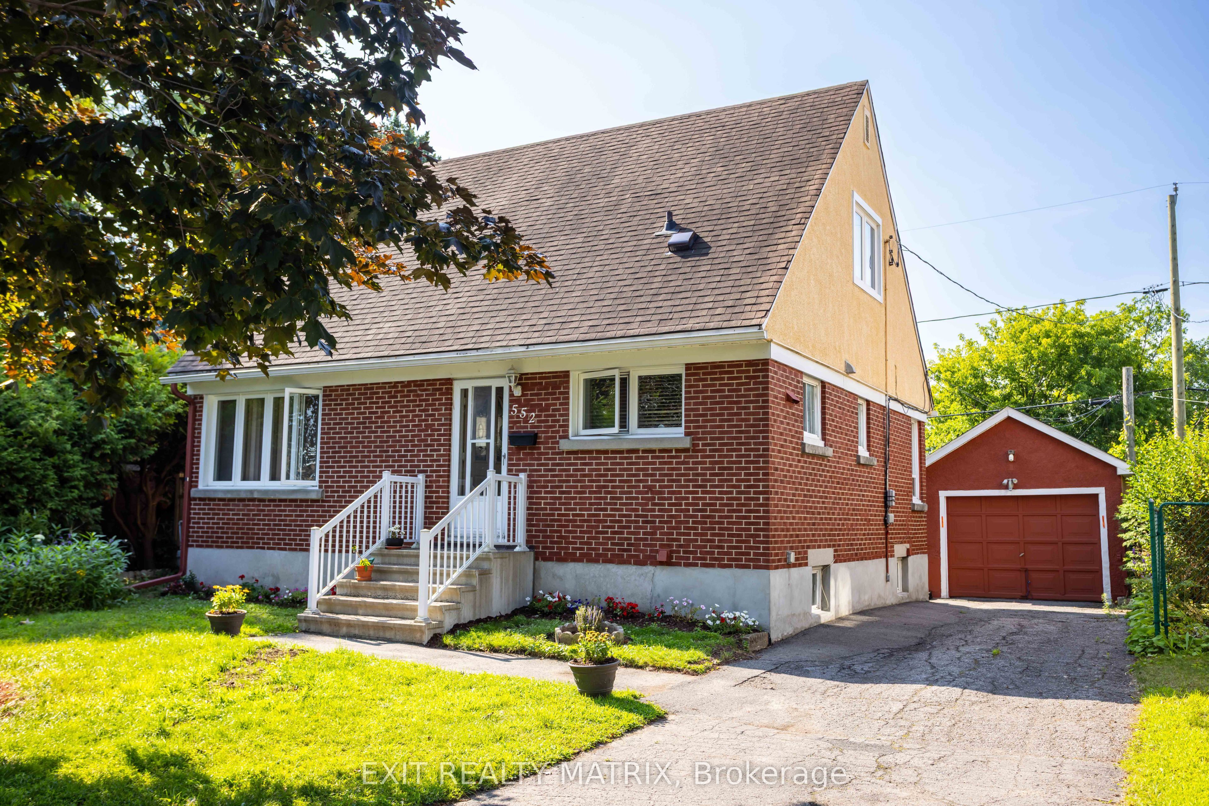 552 Dunbrack Street - Photo 3