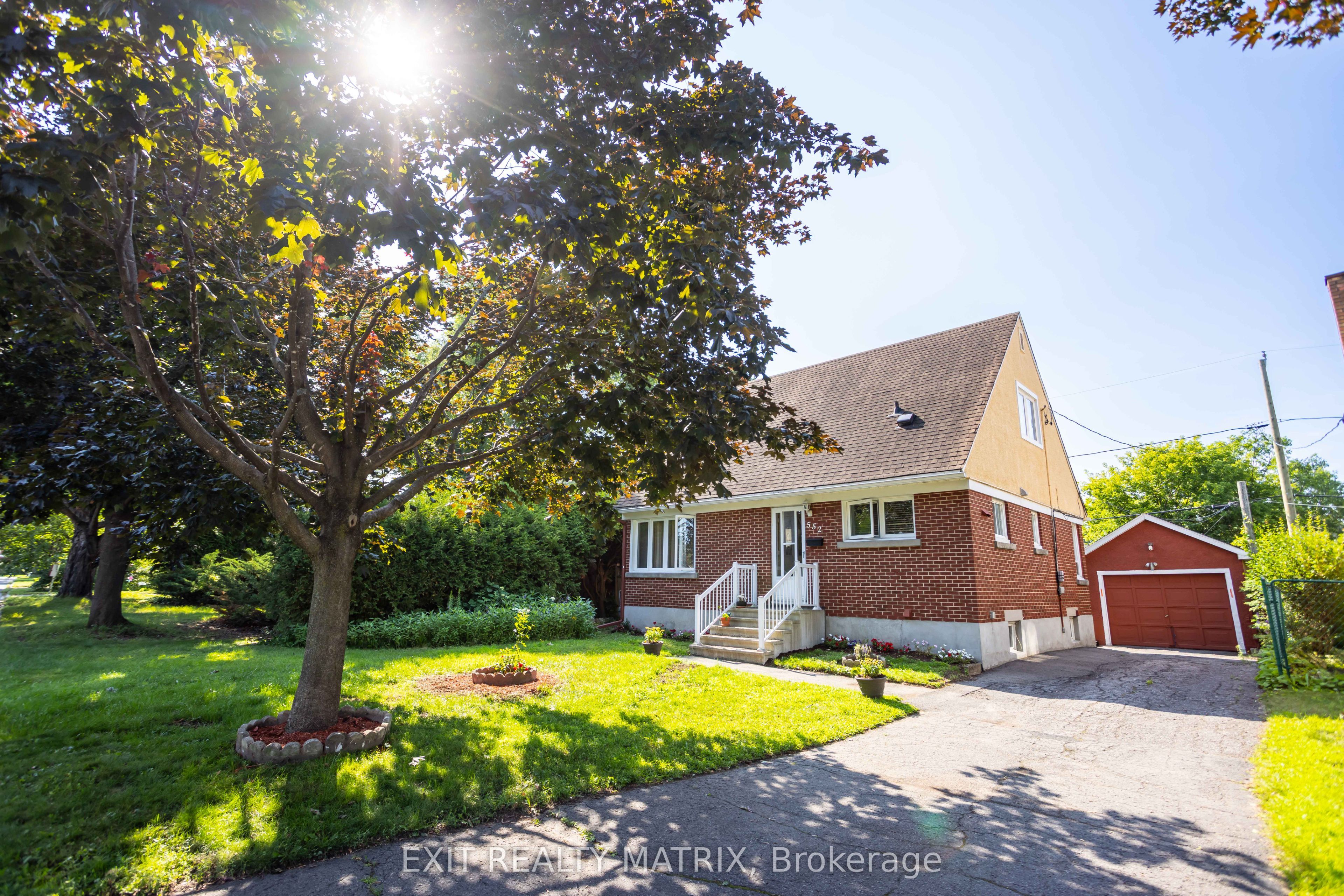 552 Dunbrack Street - Photo 2