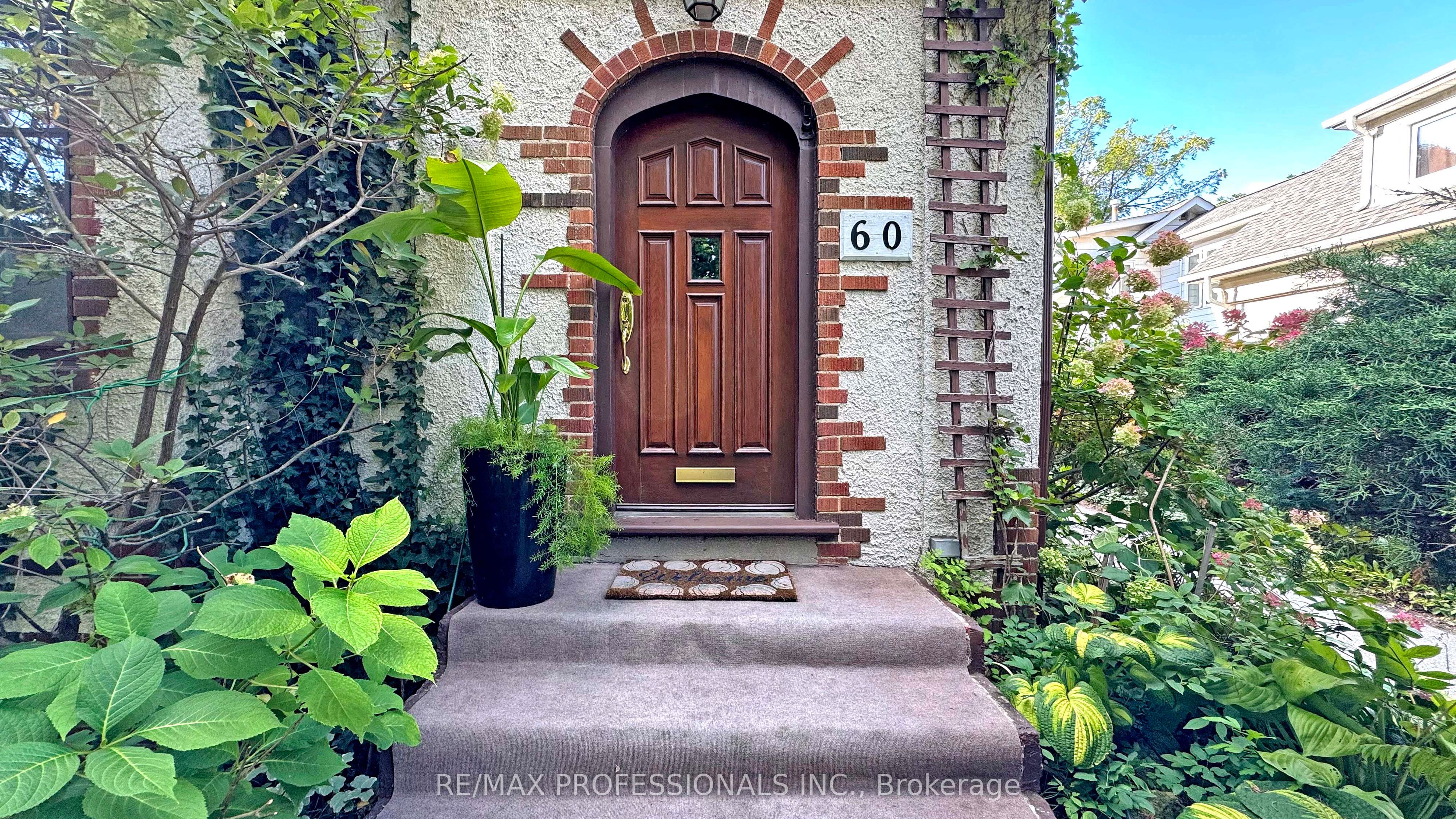 60 Burnhamthorpe Crescent