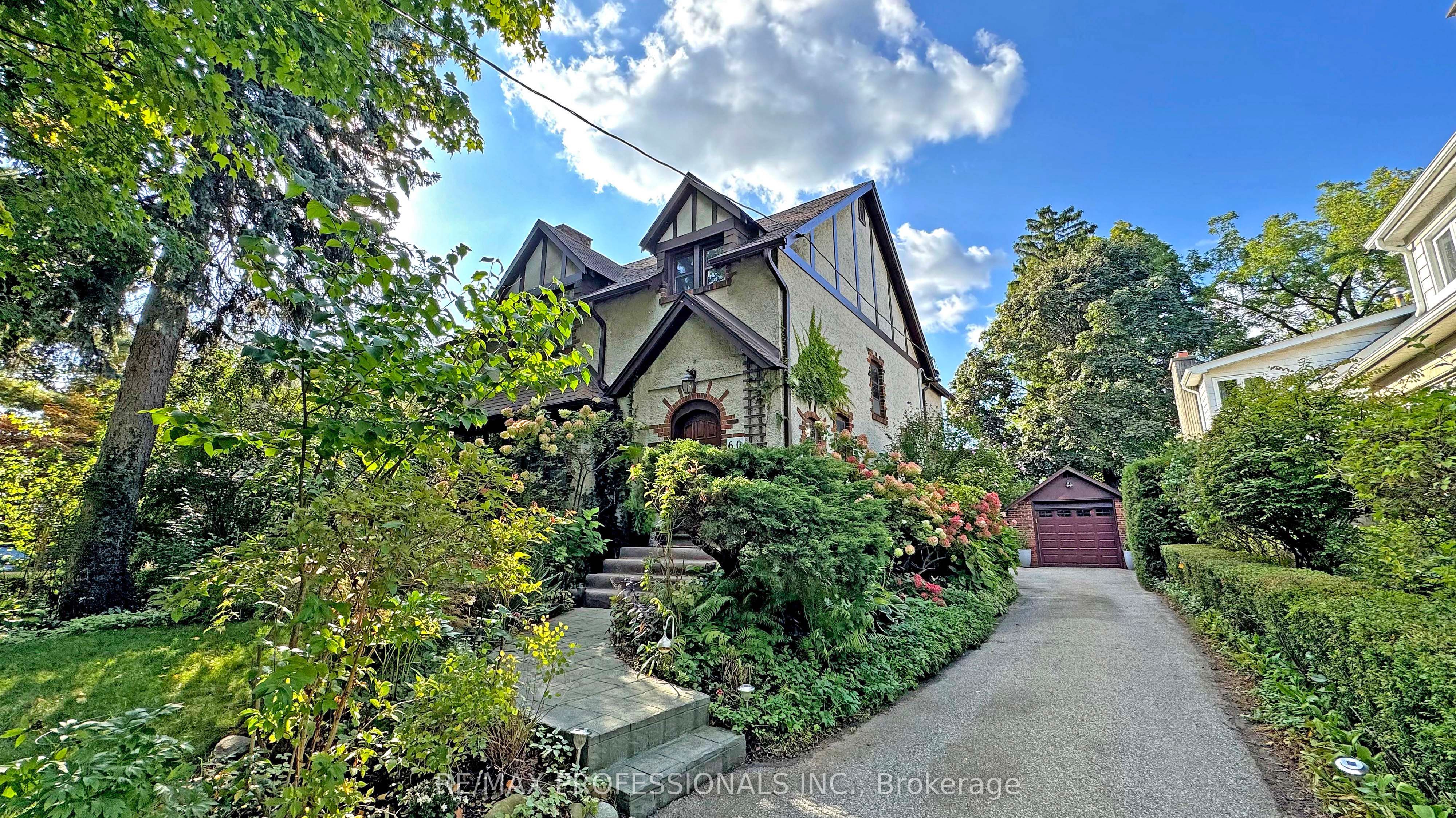 60 Burnhamthorpe Crescent