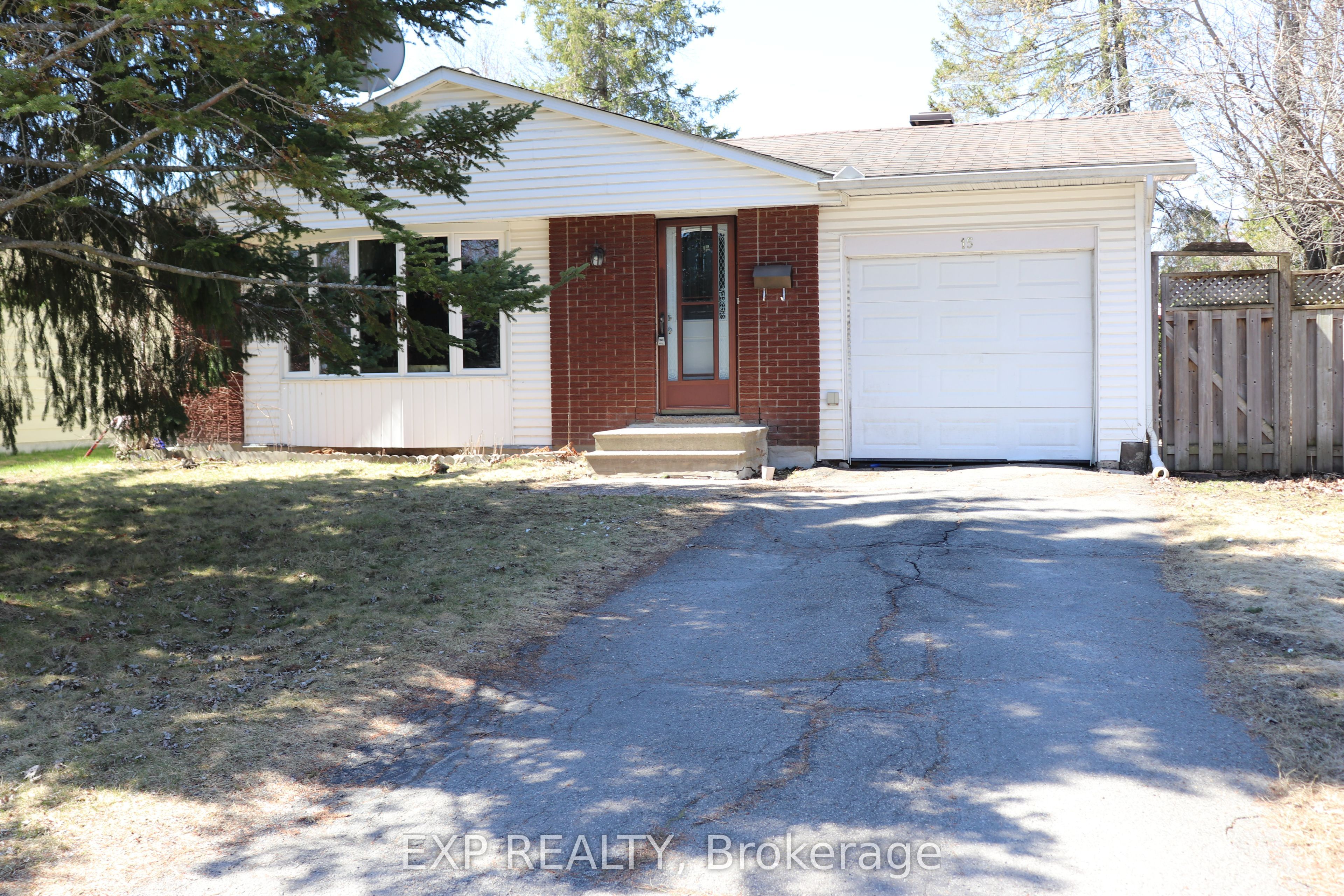 Photo 1 of 20 — 15 Wedgewood Crescent, Blackburn Hamlet, ON K1B 4B5