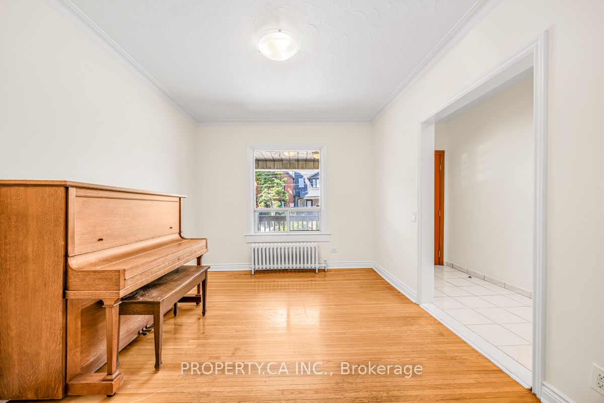 889 Palmerston Avenue
