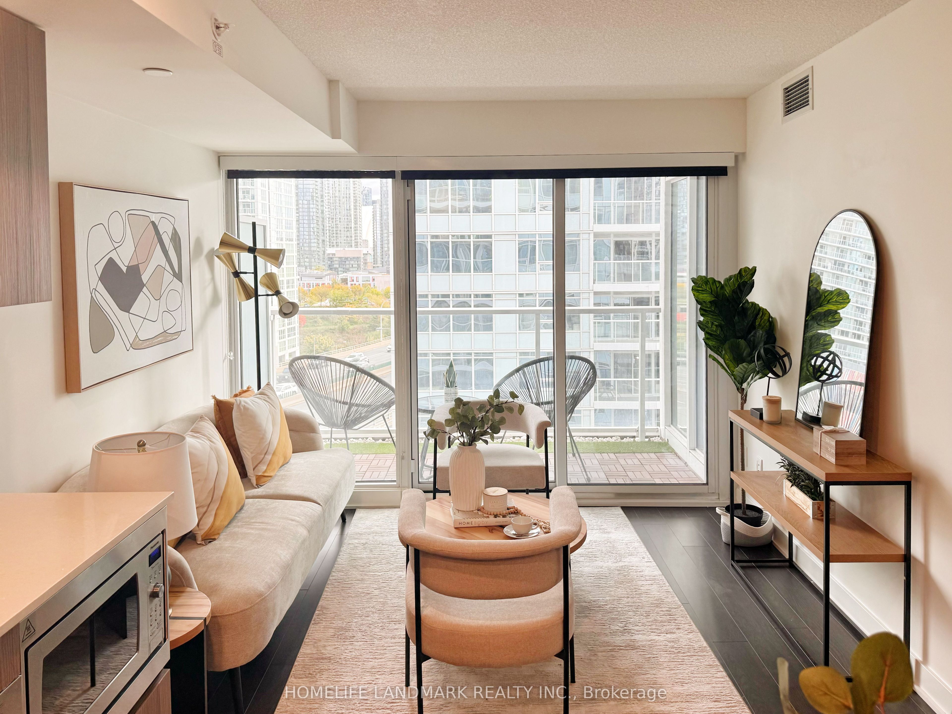 19 Bathurst Street 1110